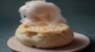 职场极简穿搭示范：白色精棉衬衫搭配烟灰直筒西裤，整洁有序陈列在现代简约办公环境中，体现一丝不挂无多余装饰的通勤风格